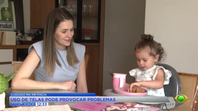Uso de telas nas refeições preocupa especialistas em infância