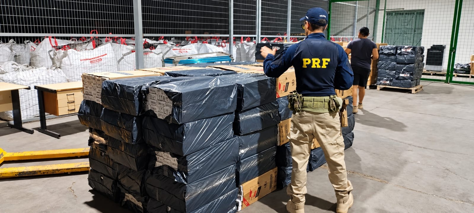 PRF apreende mais de 100 mil maços de cigarro em caminhão na BR-262