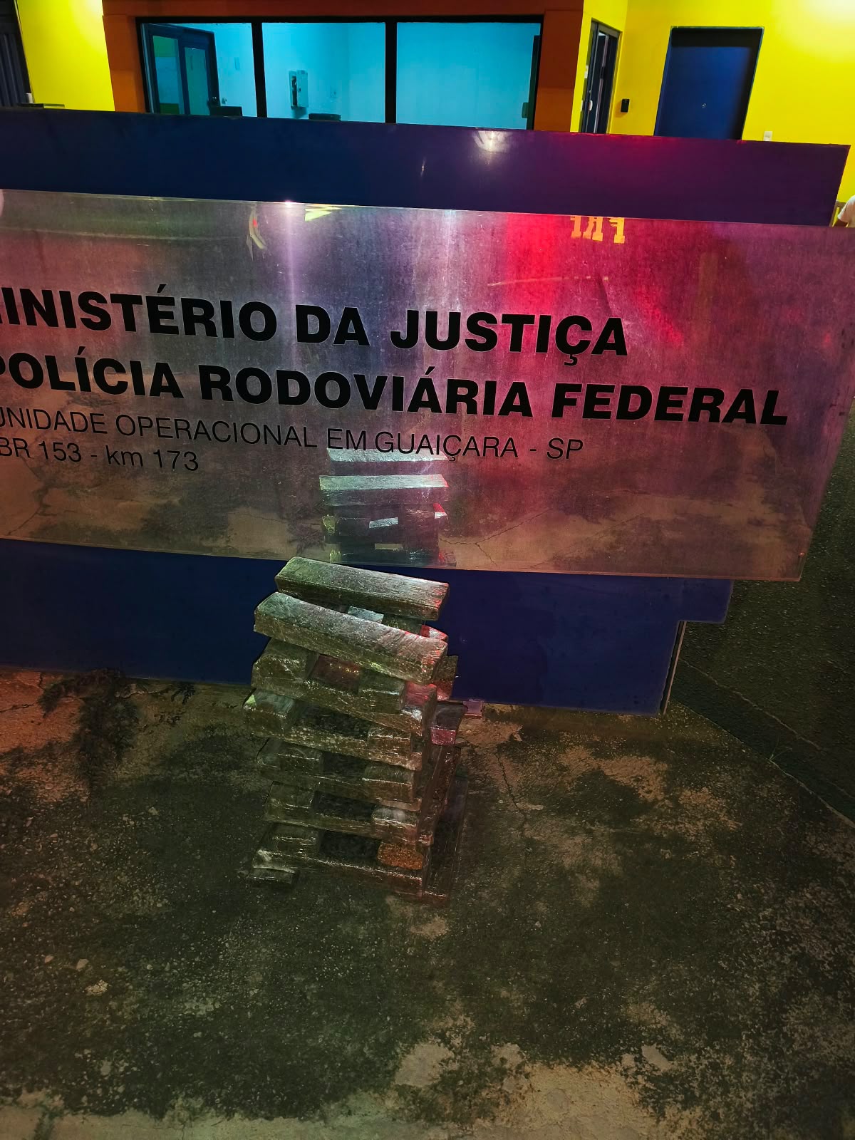 PRF apreende 24 kg de maconha em carro na BR-153 em Guaiçara