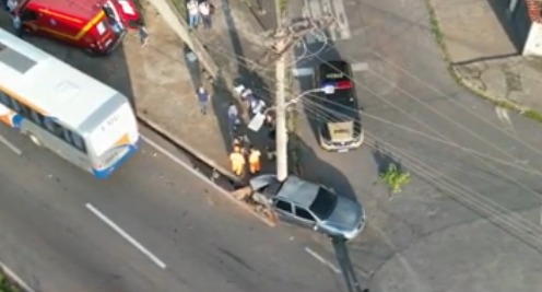 Homem fica ferido e poste é atingido após batida entre ônibus e carro