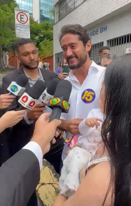 Candidato ao Governo de Minas, Gabriel Azevedo (MDB) chega para a votação