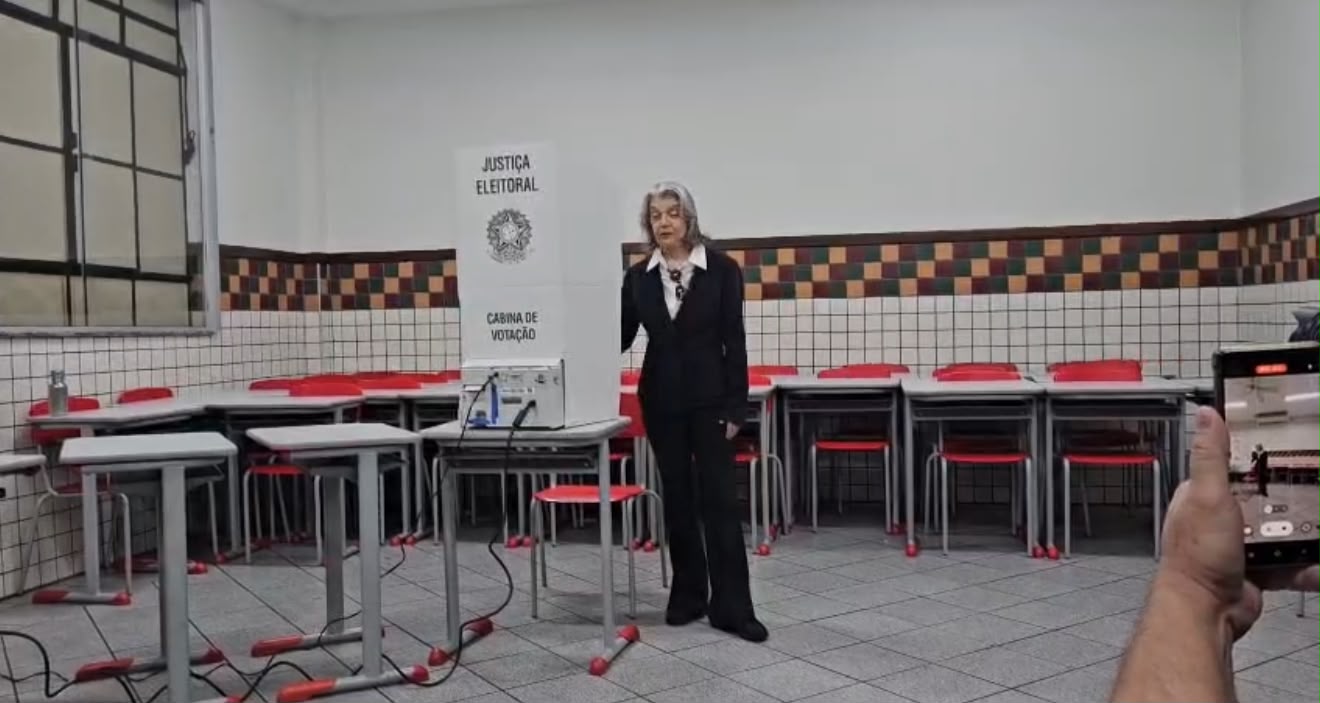 Ministra Cármen Lúcia é aplaudida e tira foto com eleitores antes de votar