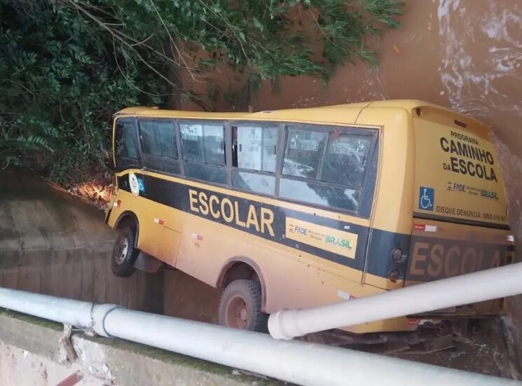 Ônibus escolar perde os freios ao subir ladeira, volta de ré e cai em rio