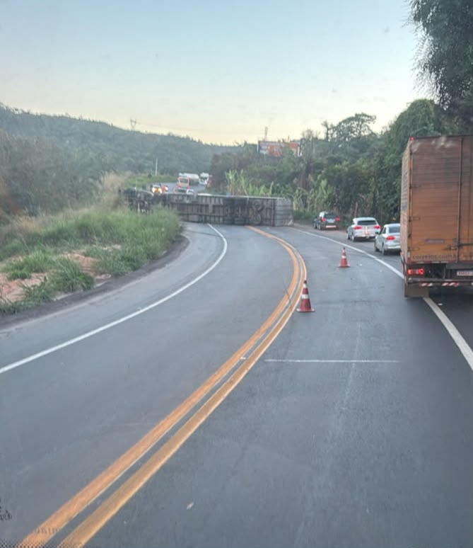 Carreta com grãos tomba e interdita os dois sentidos da BR-381 em Sabará