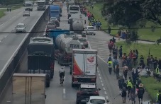 Ciclista é flagrado pedalando entre carros e caminhões na Via Dutra
