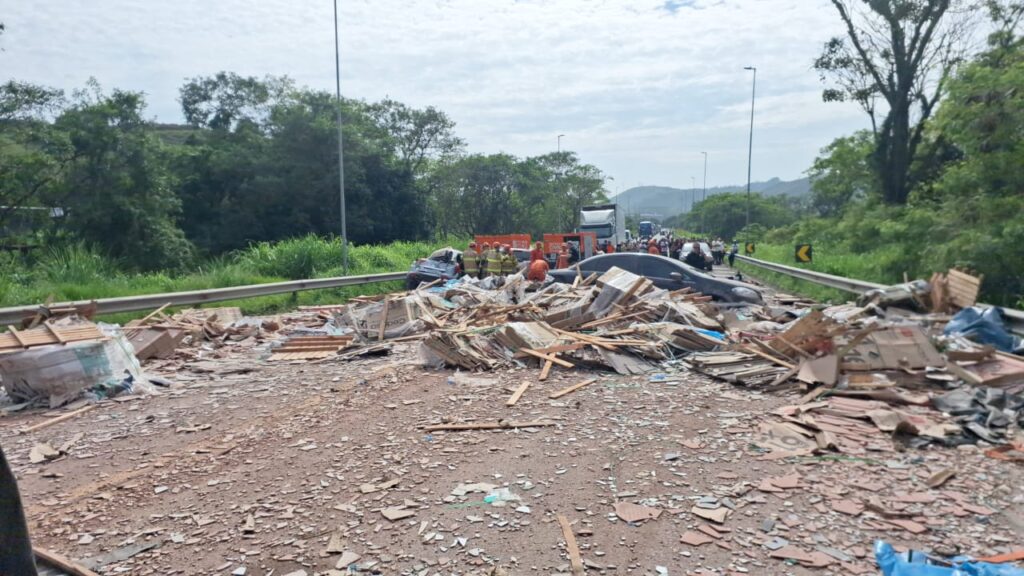 RJ: Acidente envolvendo caminhão e quatro carros deixa cinco mortos e nove feridos, na BR-393, em Barra do Piraí