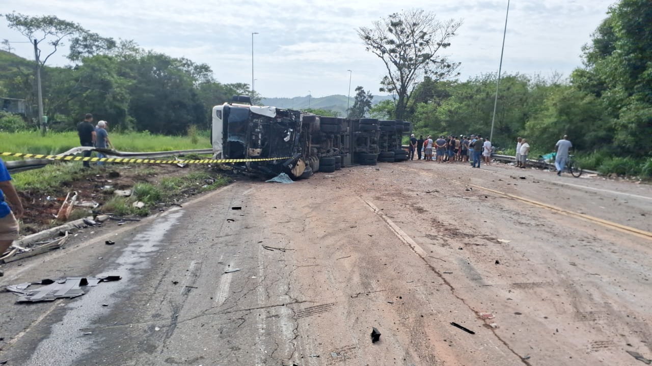 RJ: Acidente envolvendo caminhão e quatro carros deixa cinco mortos e nove feridos
