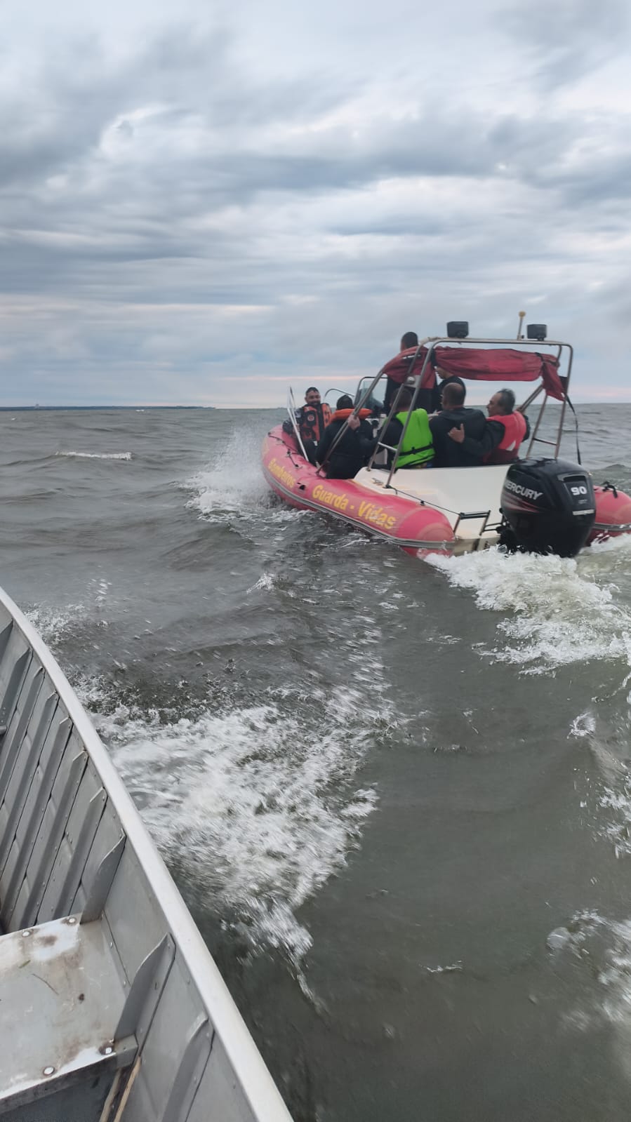 Seis pessoas são resgatadas após barcos virarem no Rio Paraná