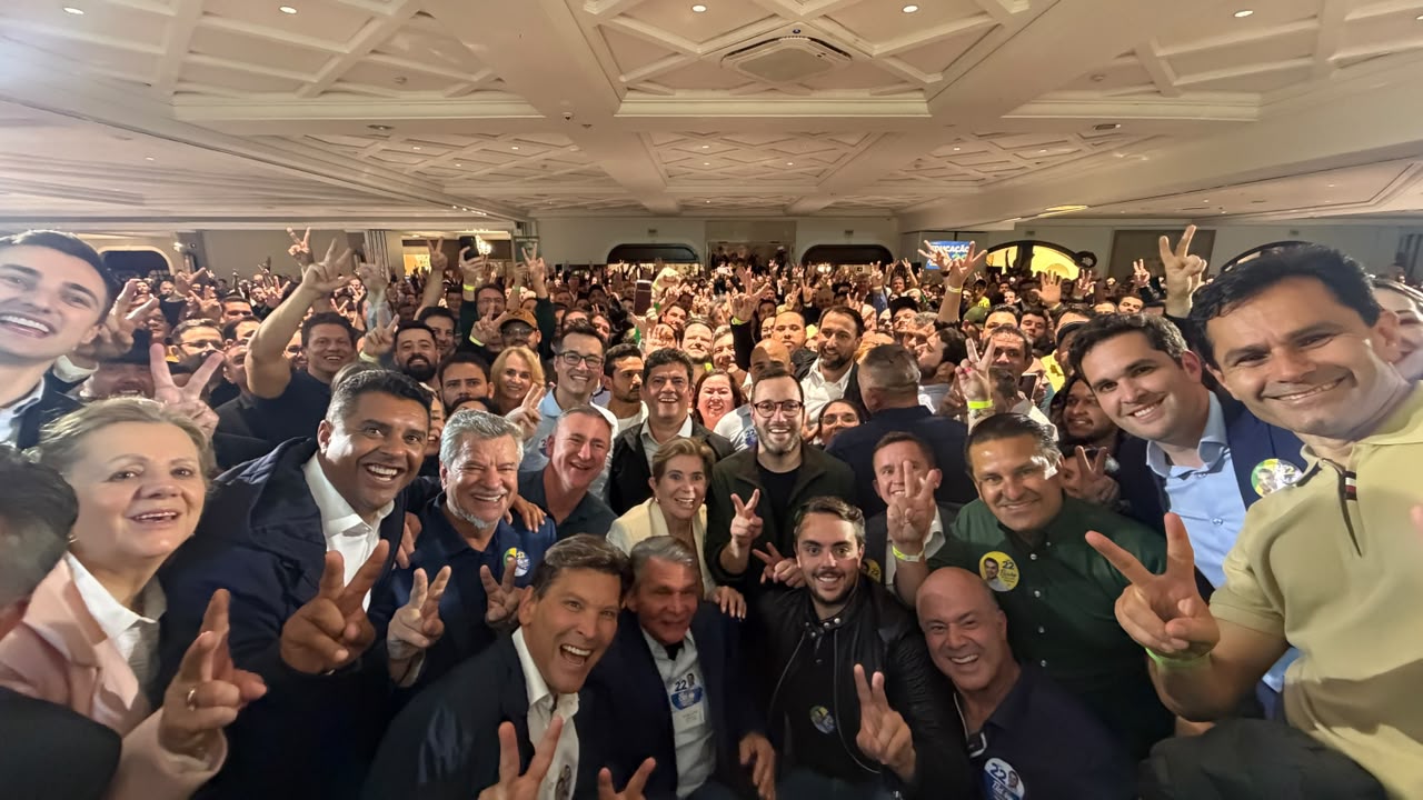 Moro reúne 230 prefeitos em Curitiba em apoio a Flávio Bolsonaro