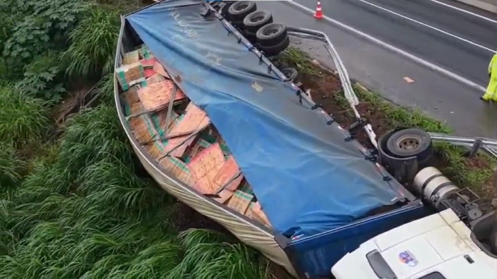 Carreta carregada com eletrodomésticos tomba na SP-294, em Marília