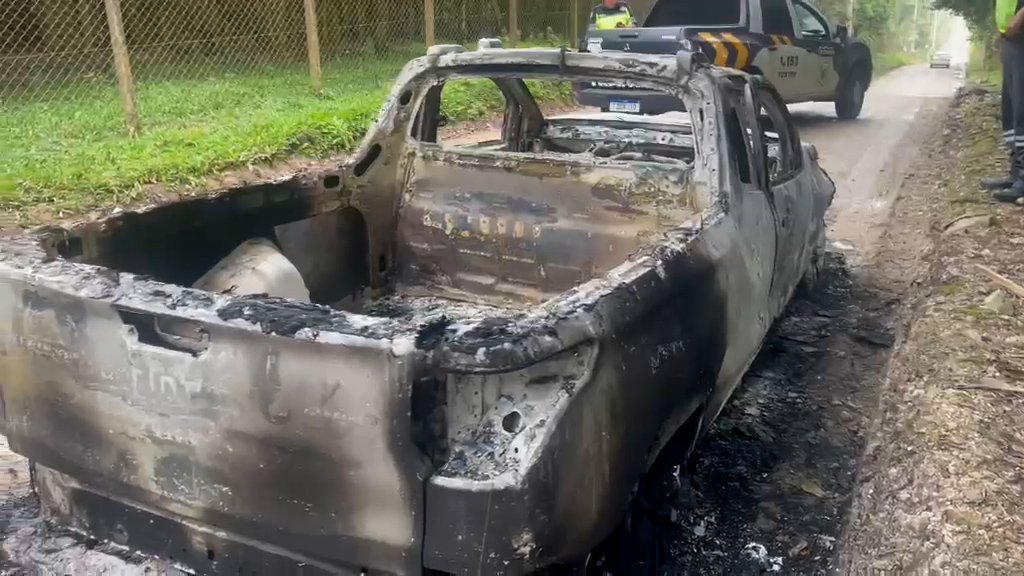 Carro é encontrado queimado em Fazenda Rio Grande, na Grande Curitiba