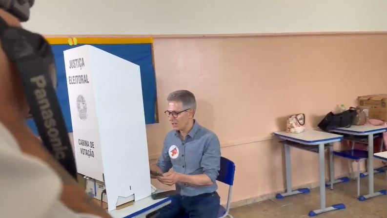 Zema entrou com celular na cabine de votação; entenda lei que proíbe ação