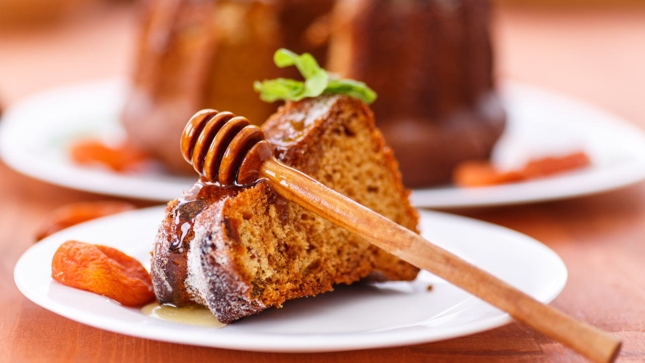 Bolo de mel conquista pelo sabor e casquinha crocante de chocolate