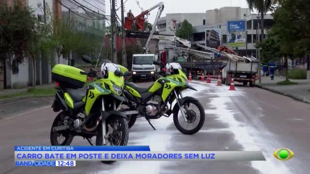 Carro bate em poste e deixa bairro sem energia em Curitiba