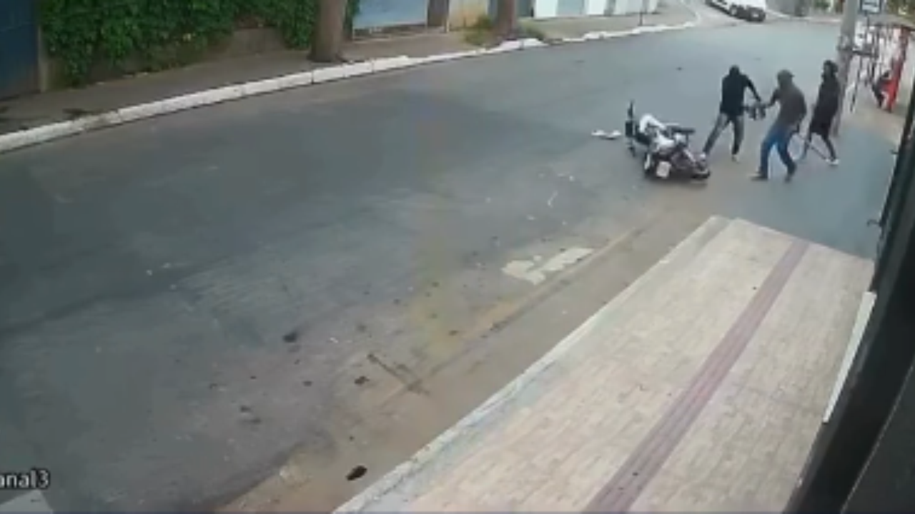Homens encapuzados são flagrados depredando e furando pneus de moto
