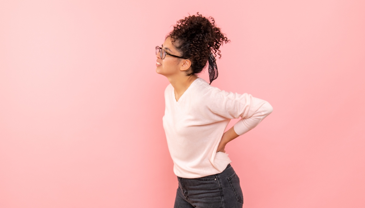 Dor nas costas em jovens dispara devido ao uso excessivo de telas