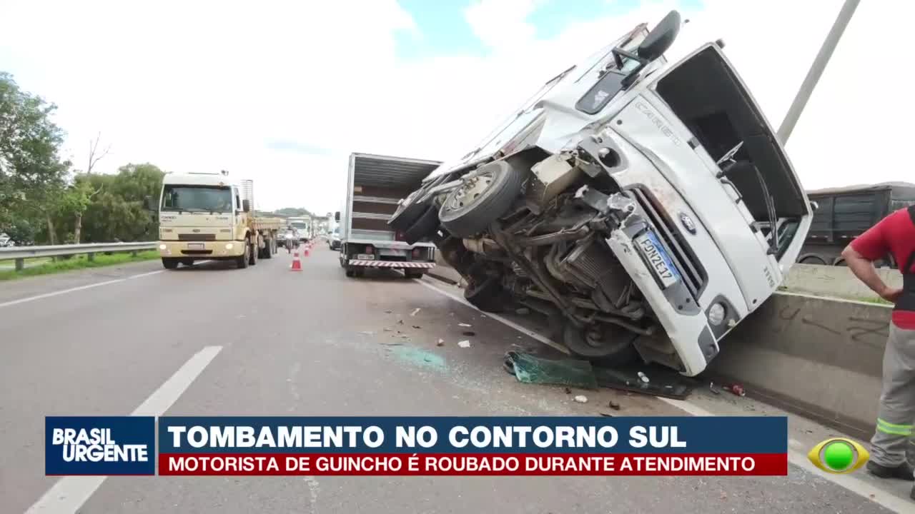 Caminhão com leite condensado quase tomba no Contorno Sul, em Curitiba