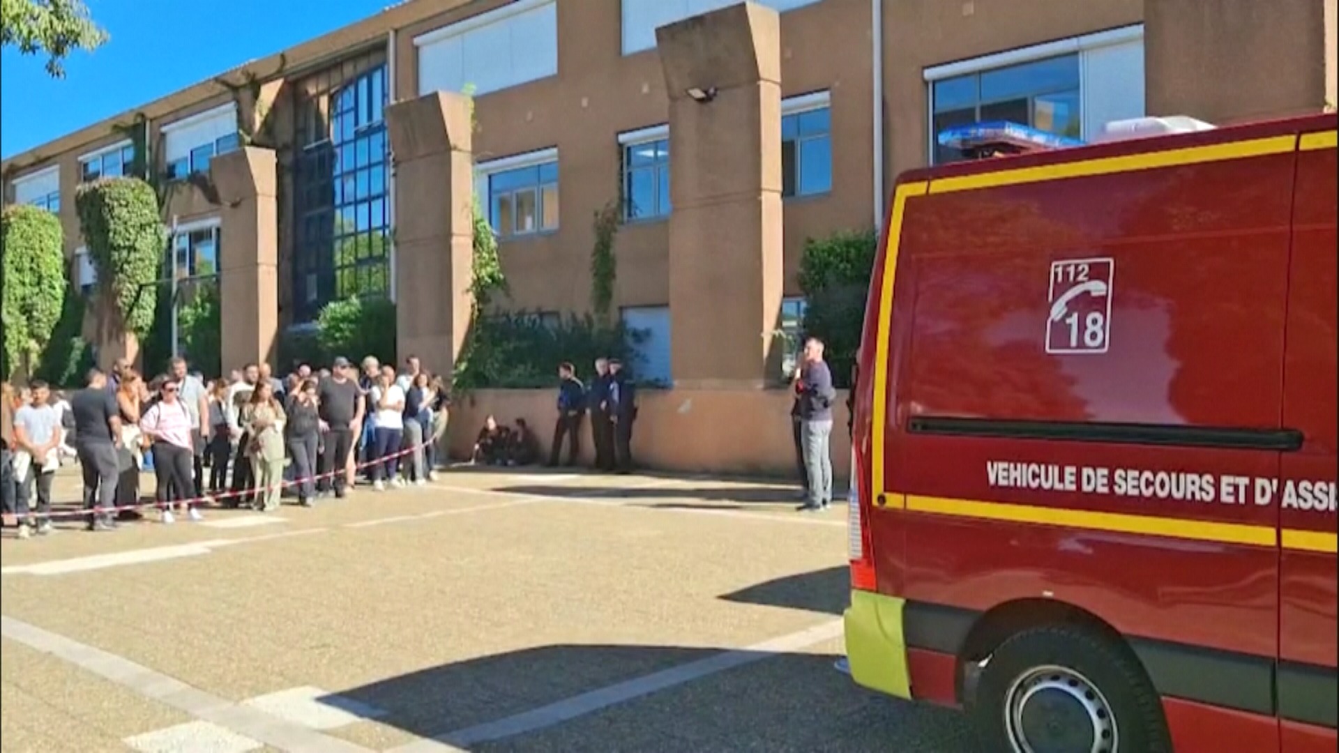 Adolescente dispara contra diretor e professore em escola na França