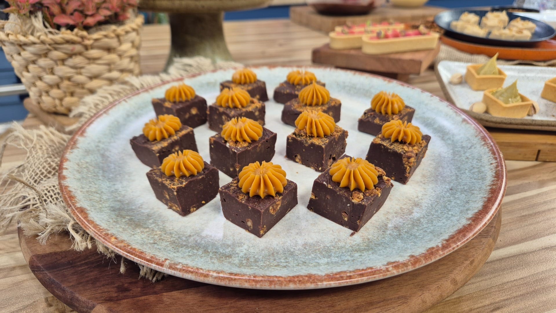 Fudge de chocolate é doce cremoso para o Halloween