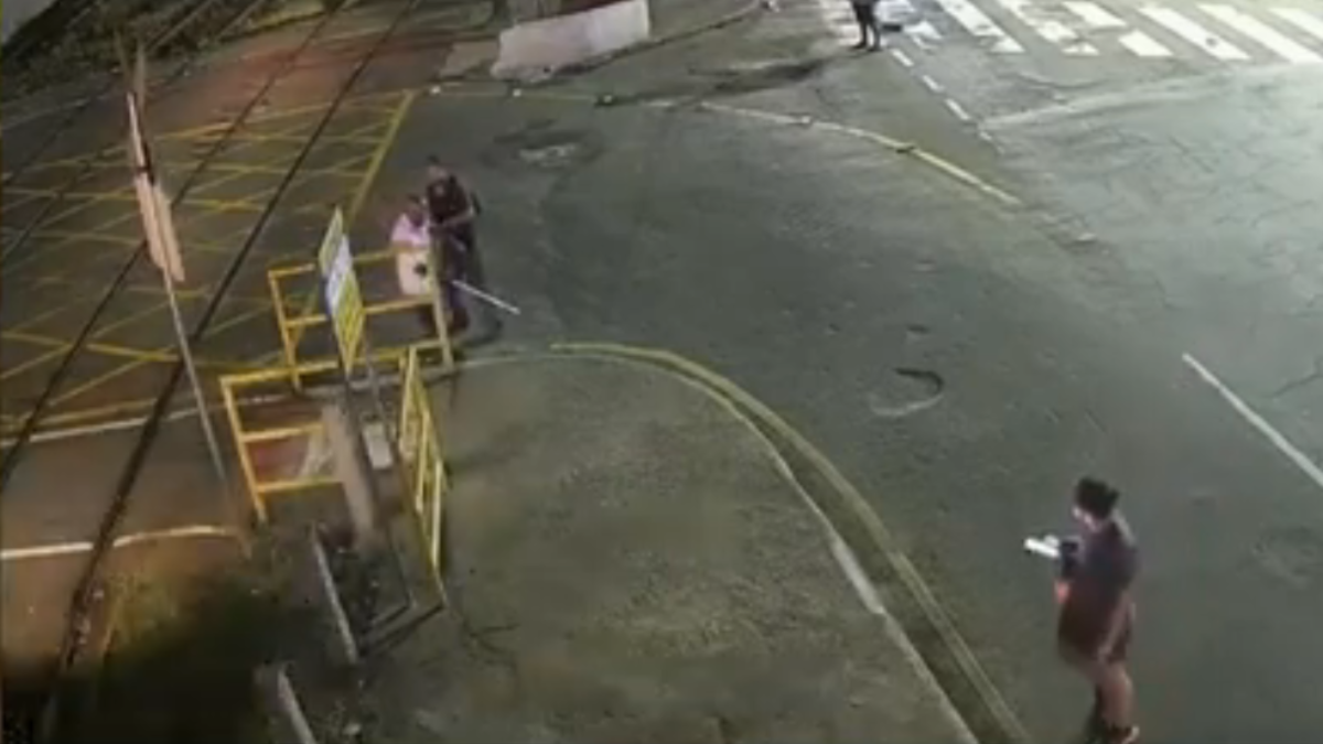 Homem salva idoso de atropelamento por trem no Rio de Janeiro