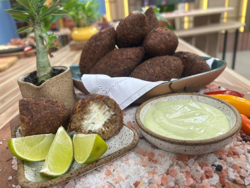 Receita de quibe frito recheado com creme suave, feito pelo chef Bruno Hashimoto, no programa Melhor da Tarde (Foto: Reprodução/Melhor da Tarde/Band)