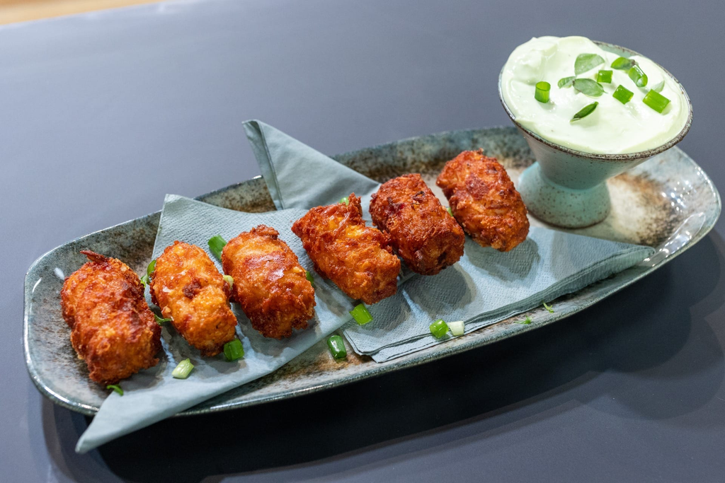 Receita de bolinho de arroz com maionese de ervas, feita por John Drops, no 2º episódio do MasterChef Celebridades 2025. (Foto: Melissa Haidar/Band)