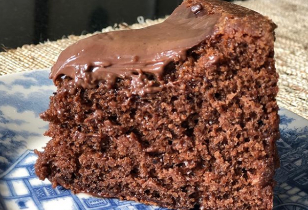 Receita de bolo fofinho de chocolate, realizada pela Daniela, do MasterChef 2020 (Reprodução/MasterChef/Band)