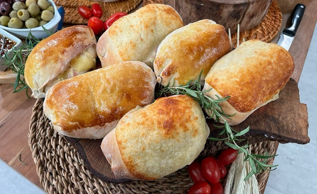 Receita de pão recheado com presunto e queijo, feito pelo chef Willian Teoro, no programa Melhor da Tarde. (Reprodução/Melhor da Tarde/Band)