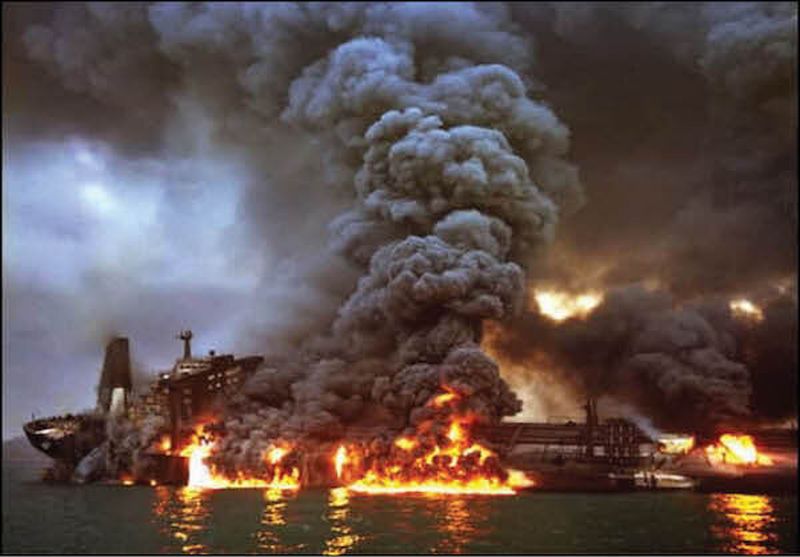 Petroleiro com 2 milhões de barris explode em Ormuz após atingir mina
