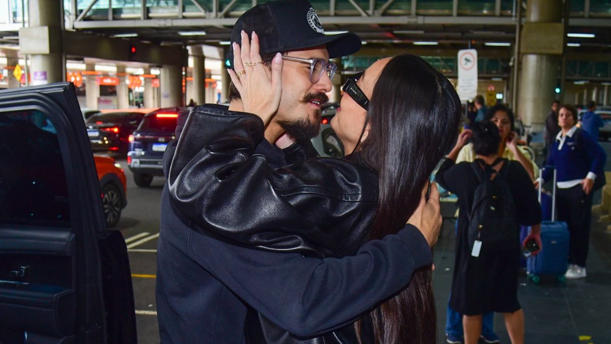 Sabrina Sato é recebida aos beijos por Nicolas Prattes após viagem a Paris