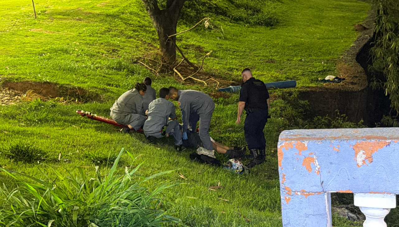 Motociclista bate em ponte e cai dentro do Córrego Barnabé, em Indaiatuba