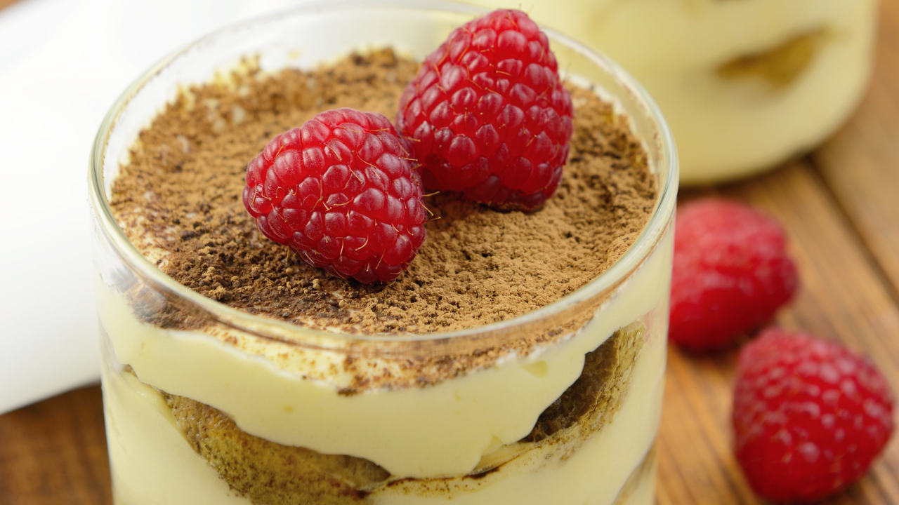 Tiramisu de frutas vermelhas no copo é fácil de fazer e sem complicações