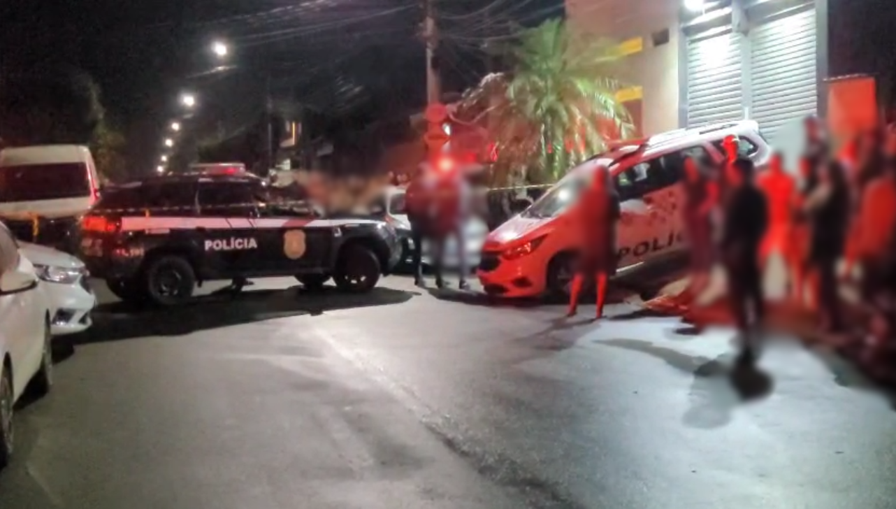 Homem é morto a tiros dentro do próprio carro após jantar na casa da mãe