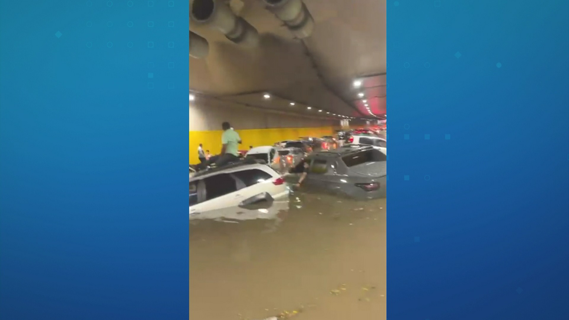 Enchente no Anhangabaú deixa motoristas presos: 'Tive que sair nadando'