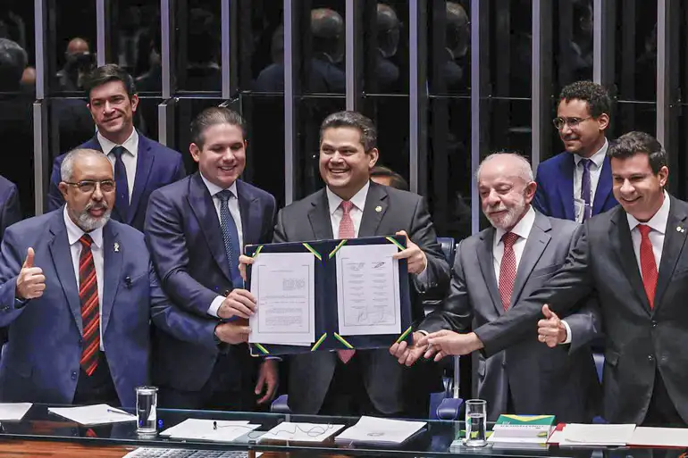 Congresso promulga fim da 6x1 em primeira mudança trabalhista desde 1988